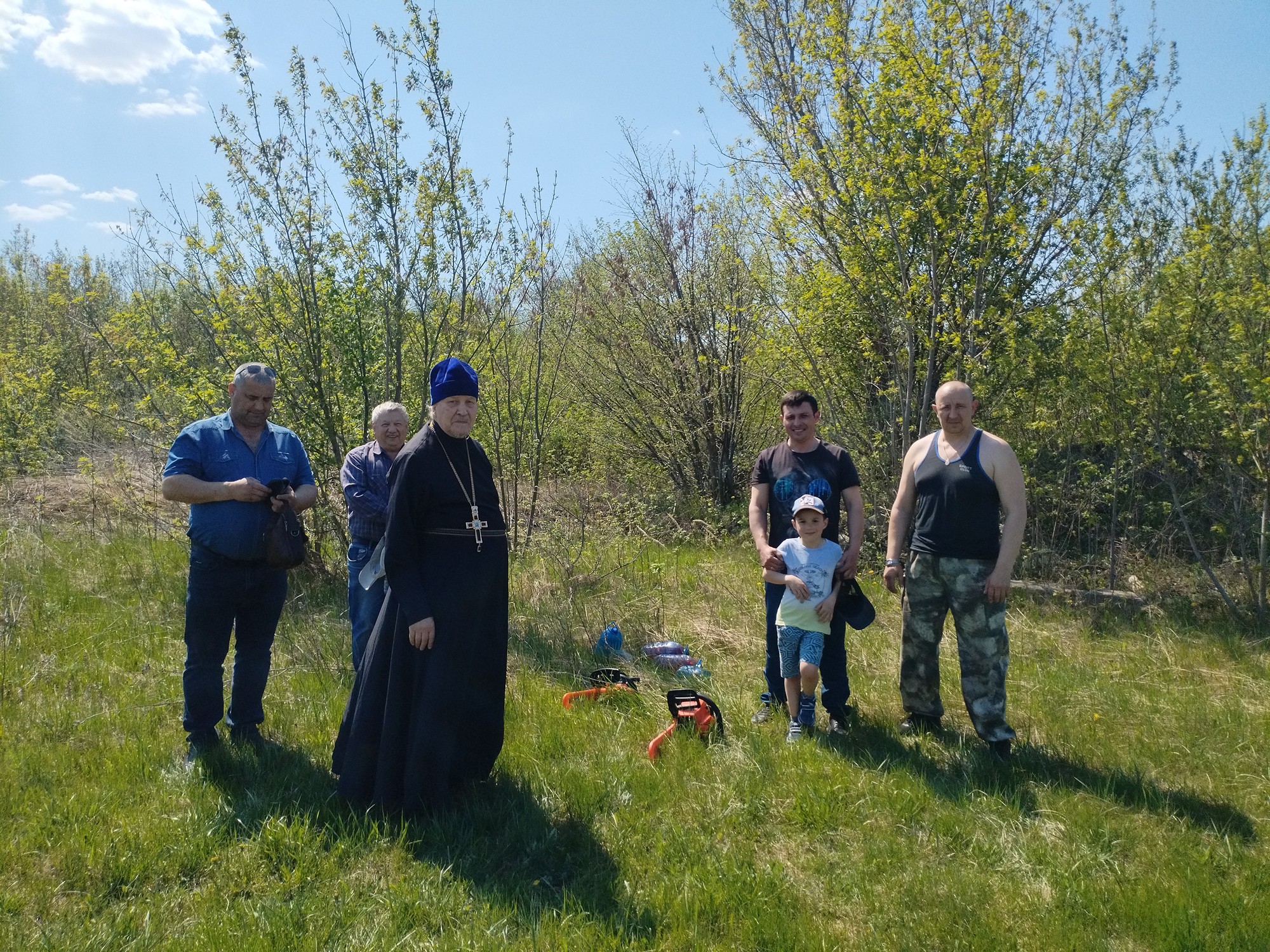 Настоятель и прихожане Никольского храма р.п. Рамонь приняли участие в субботнике