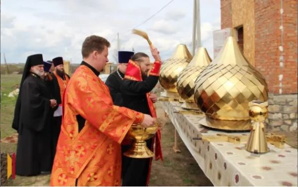 Освящение крестов и куполов для строящегося храма