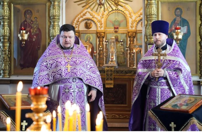 Благочинный иерей Иоанн Суздальцев познакомил прихожан Петропавловского храма с иереем Ярославом Манохиным